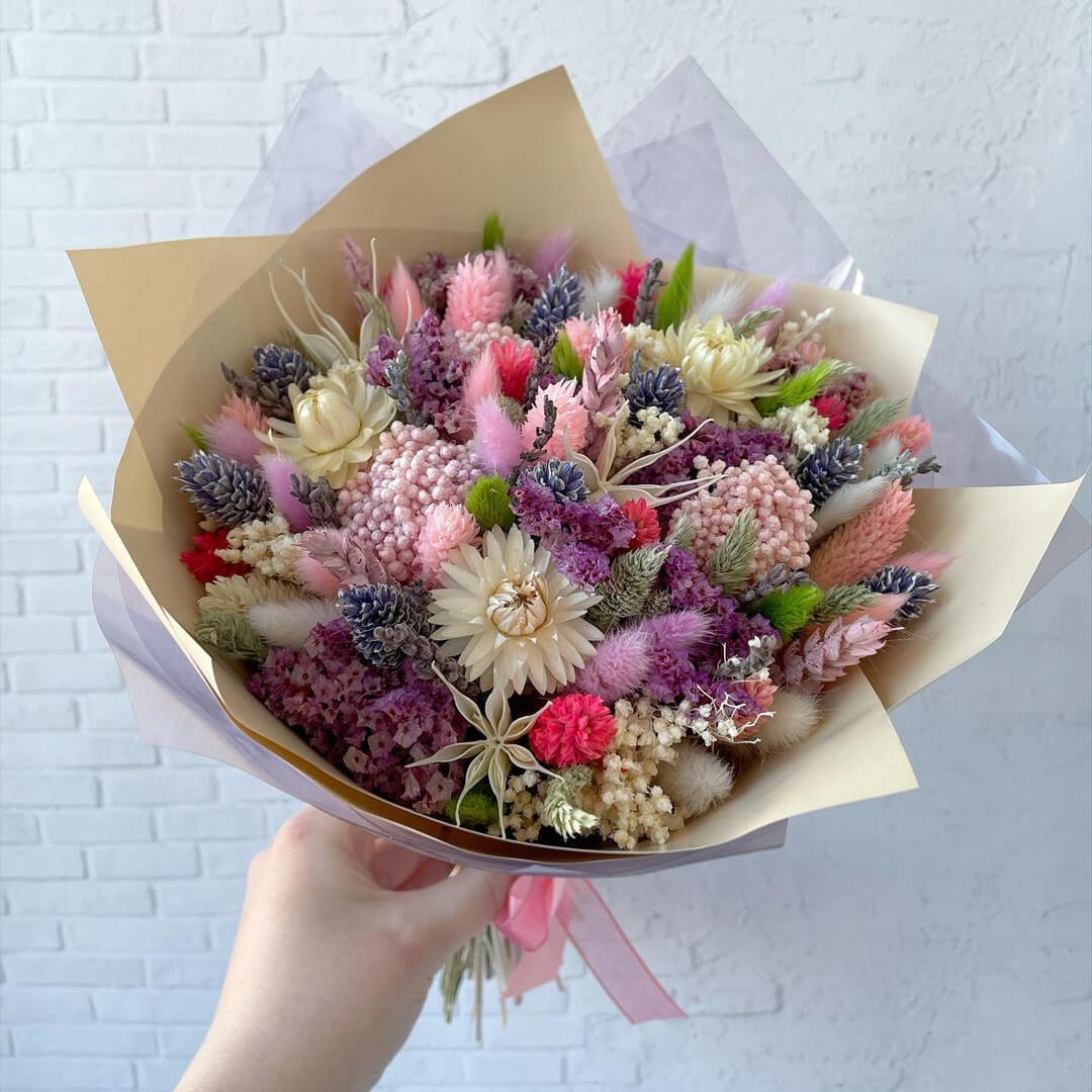 Лагурус с георгиной в букете - 33 шт.