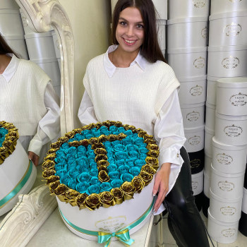 Бирюзовые розы с буквой от 51 шт. Бирюзовые розы с буквой от 51 шт.