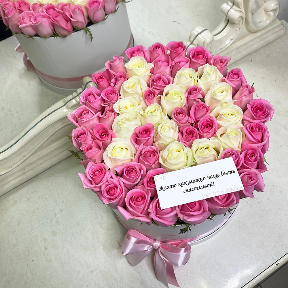 55 розовых роз с белой буквой