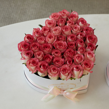 Розовые розы в сердце от 41 шт.