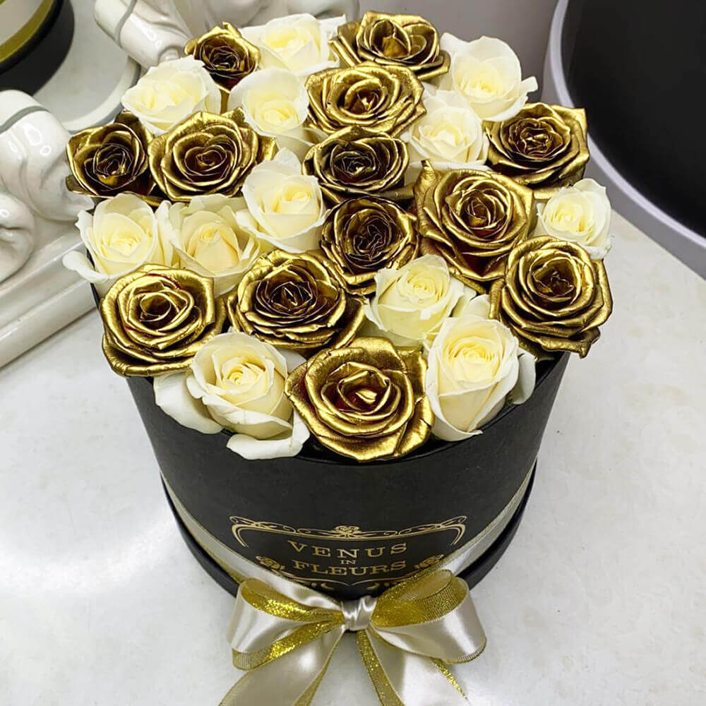 19 бело-золотых роз в коробке