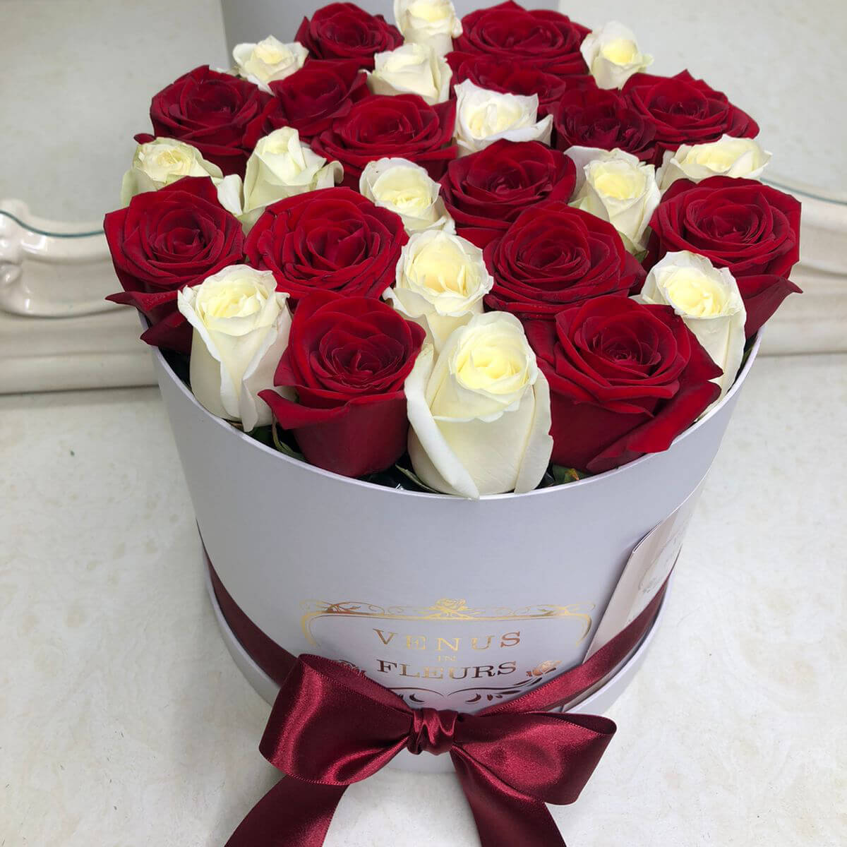 19 красно-белых  роз в коробке