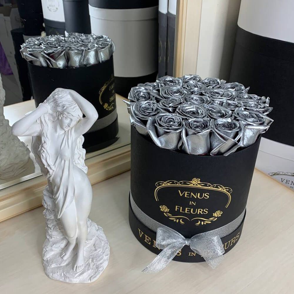 19 серебряных роз в коробке