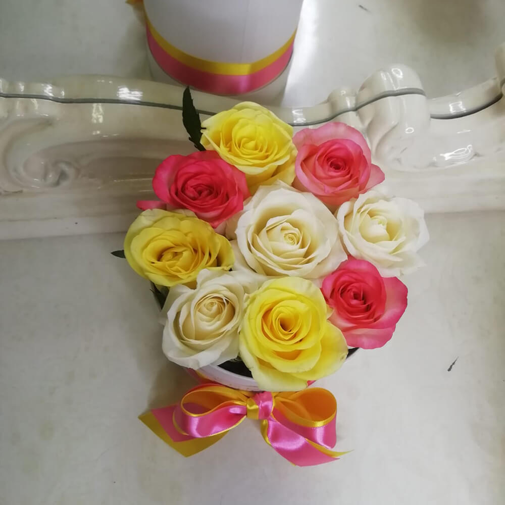 11 бело-желтых роз в коробке