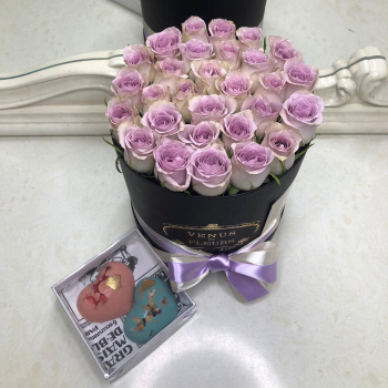 25 фиолетовых роз в коробке