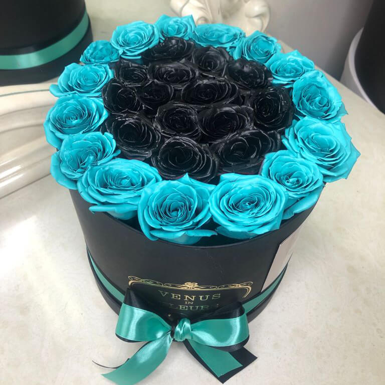 19 черных роз с окантовкой