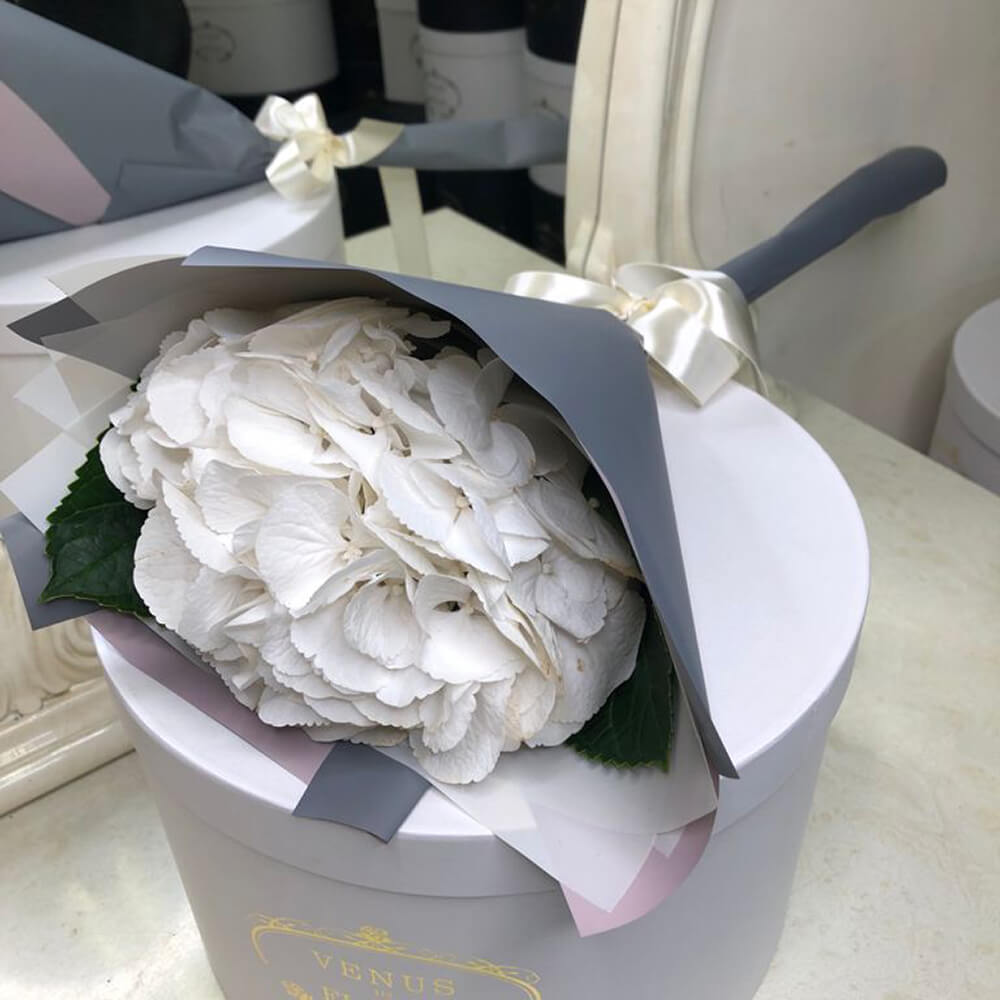 Белая гортензия в букете