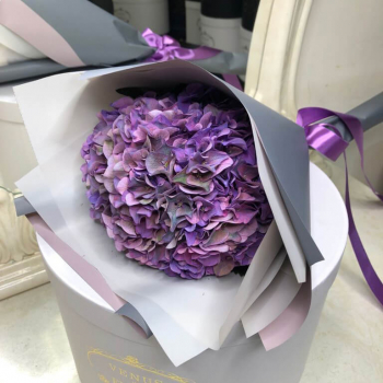 Фиолетовая гортензия в букете