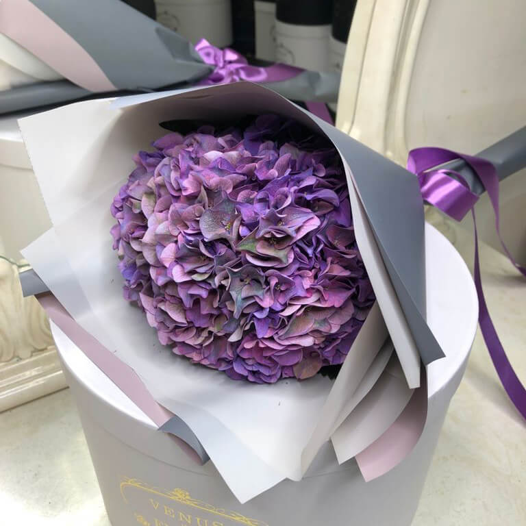 Фиолетовая гортензия в букете