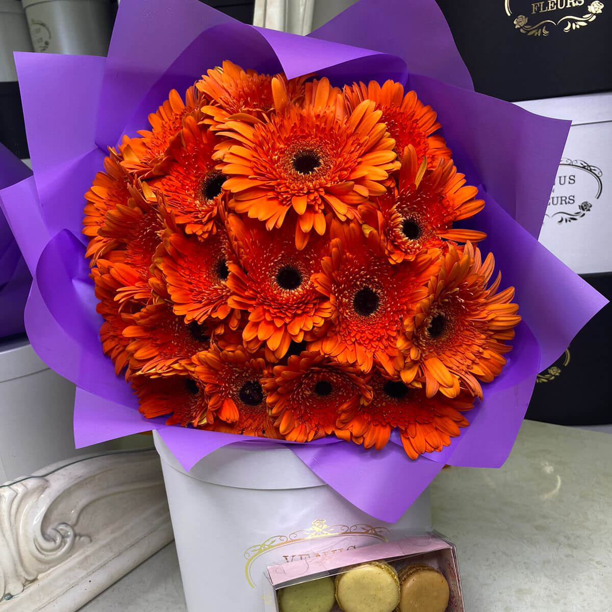 Букет из 19 коралловых гербер