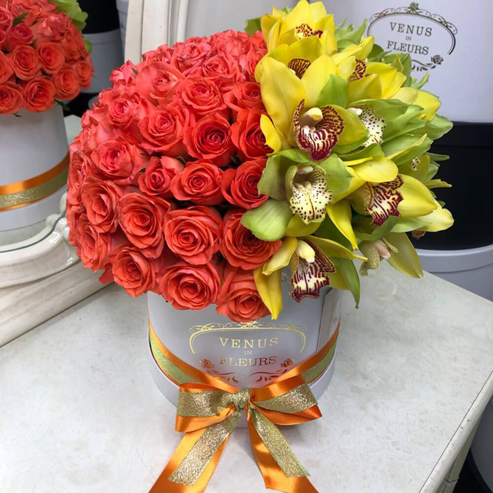 Коралловые розы с орхидеей от 65 шт.