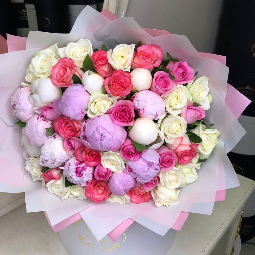 Розы с пионами в букете - 51 шт.