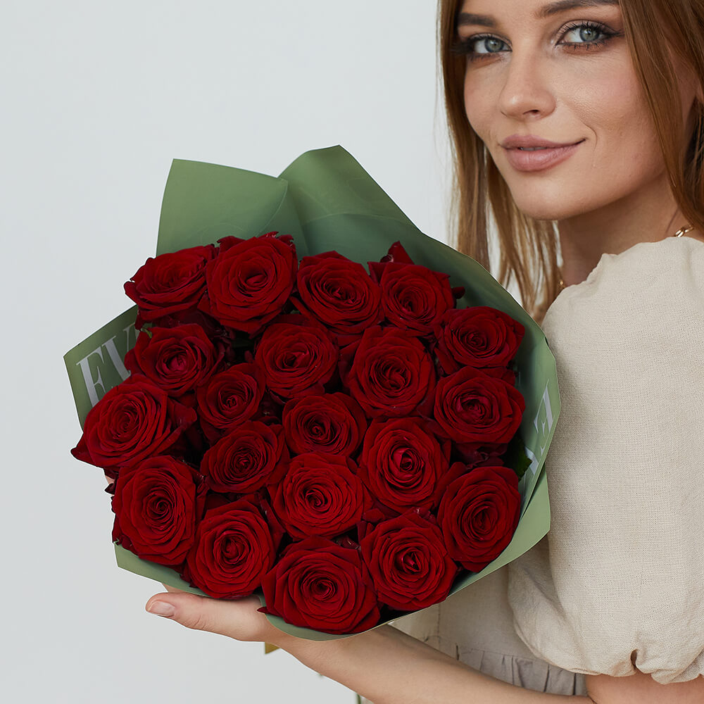 21 красная роза в букете 