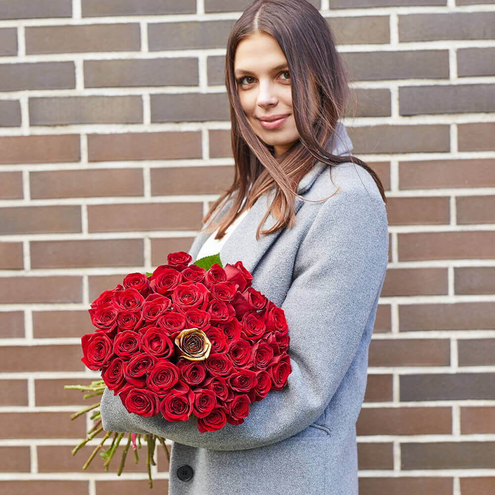 51 красная роза в букете 