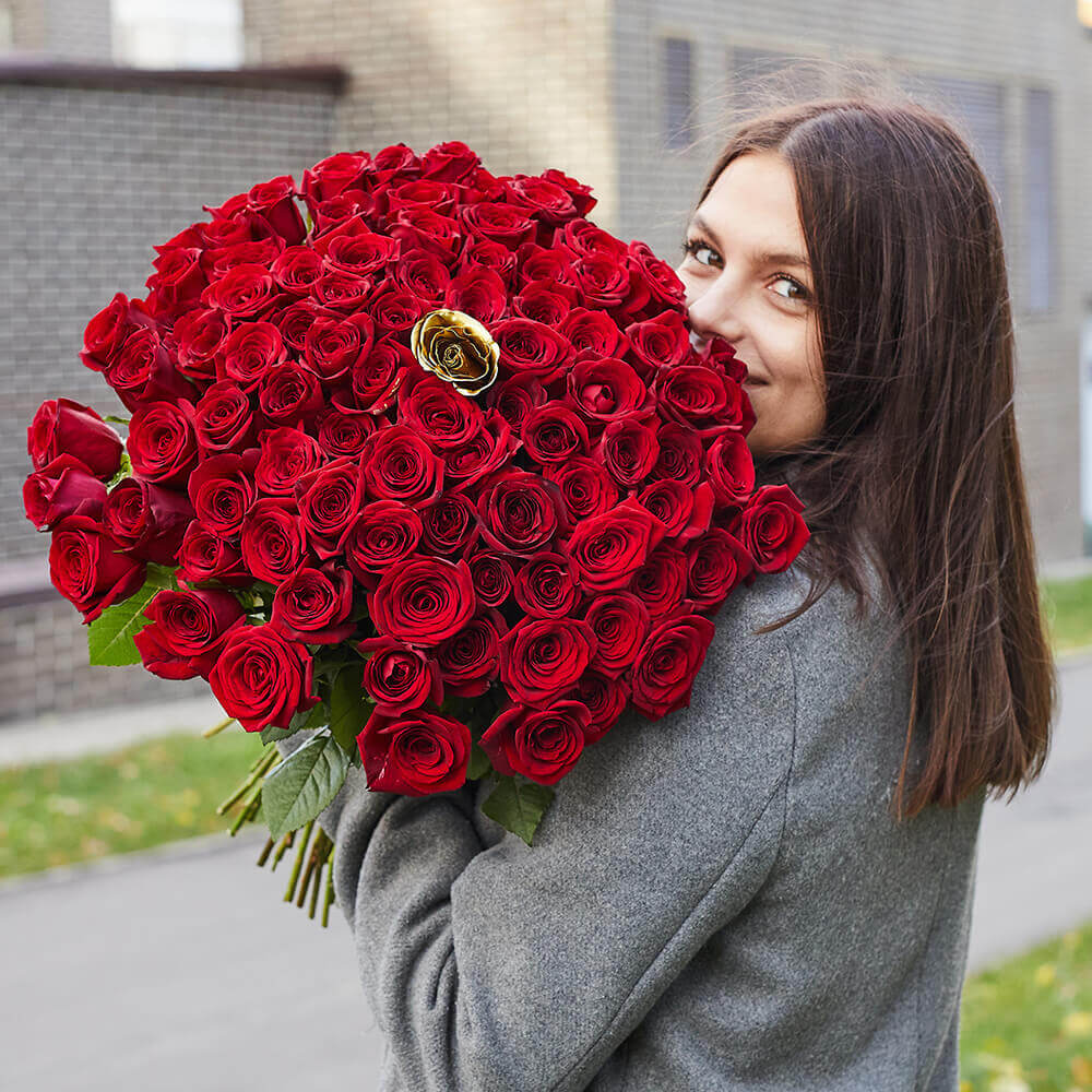 101 красная роза в букете 