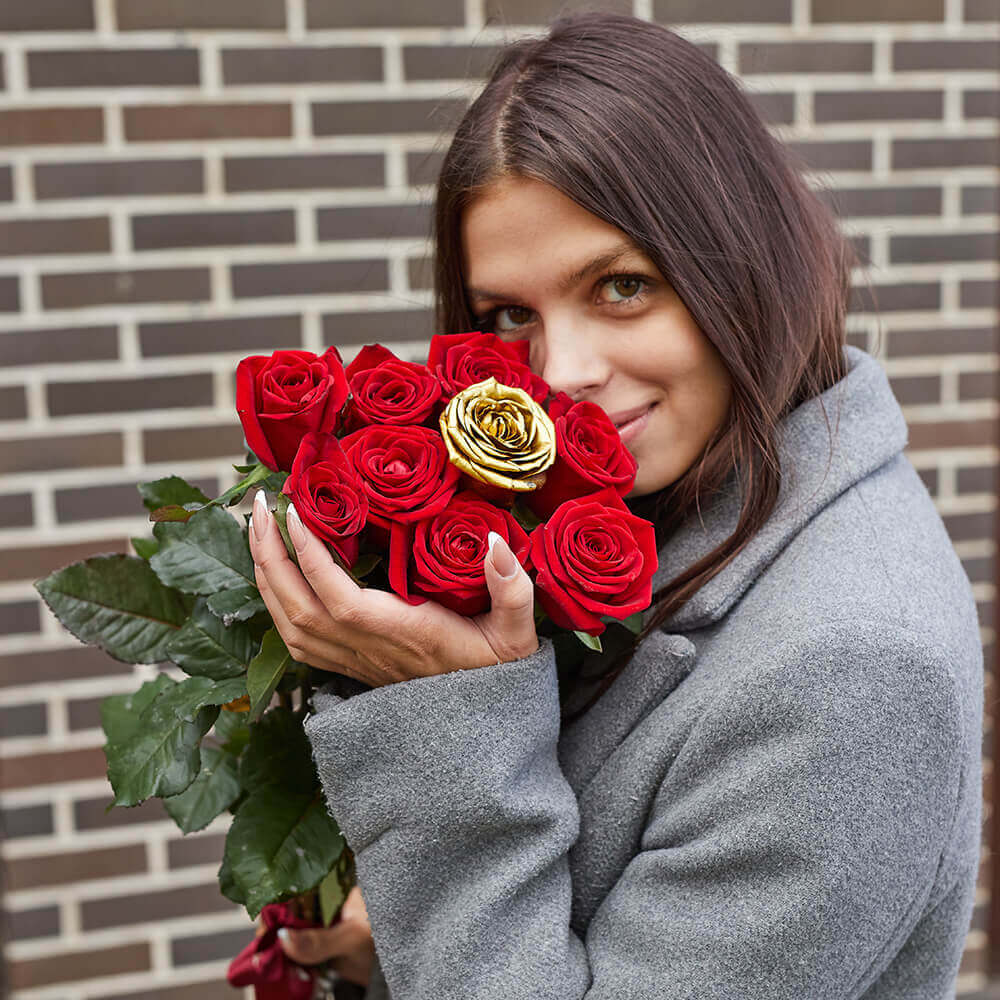 11 красных роз в букете - 80 см.