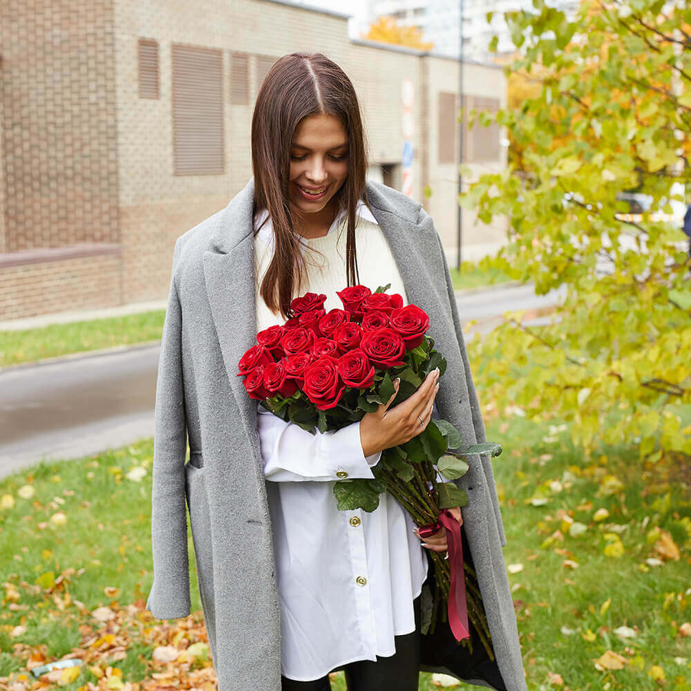 21 красная роза в букете - 80 см.