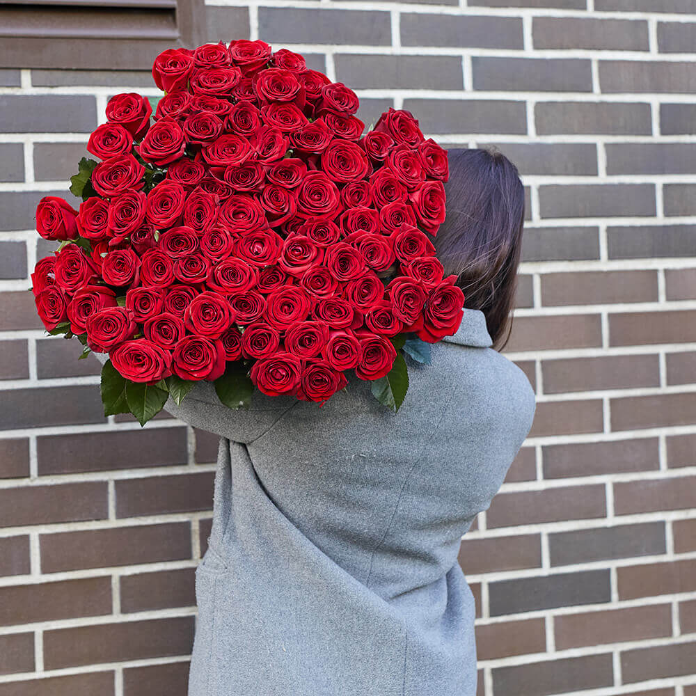 81 красная роза в букете - 80 см.