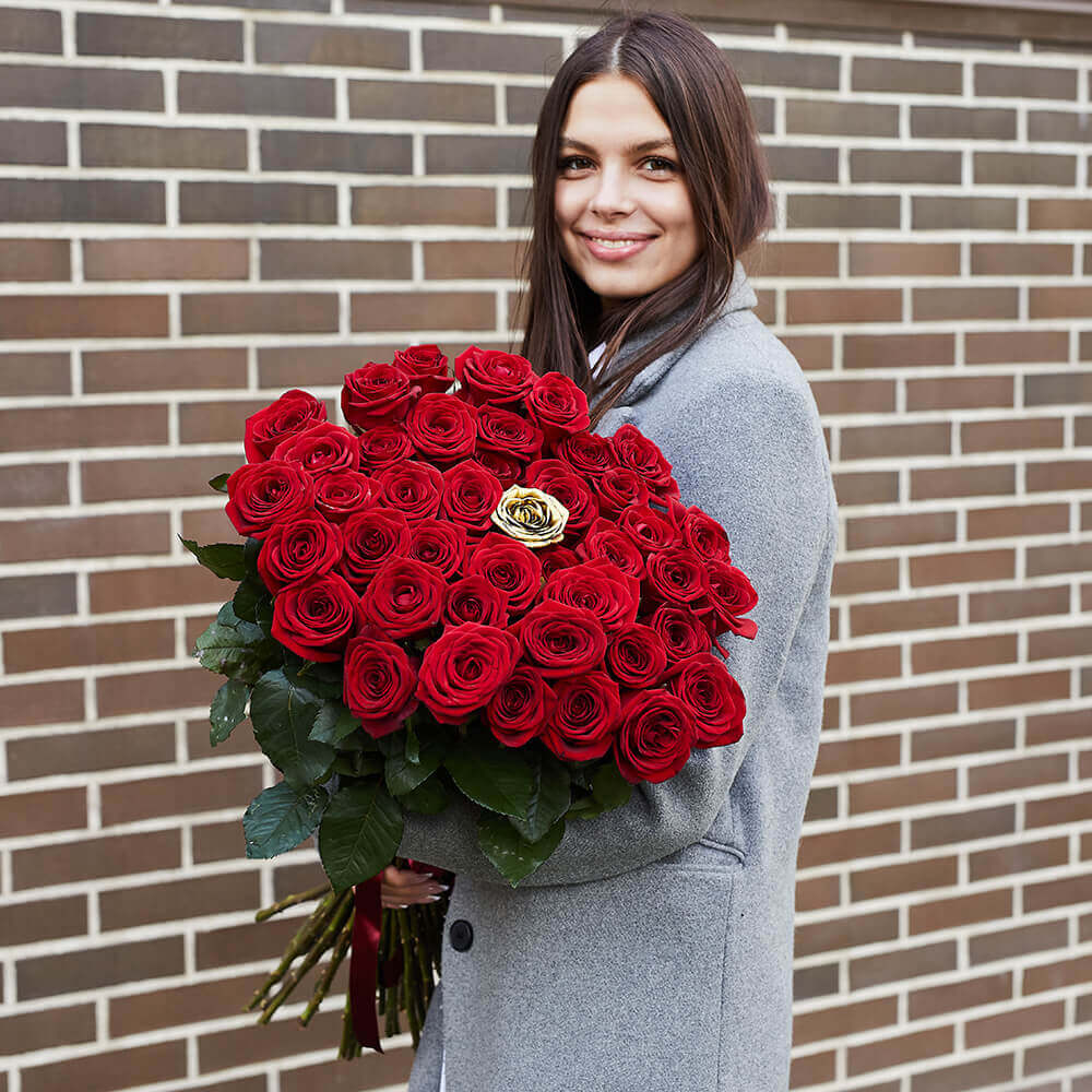 81 красная роза в букете - 80 см.