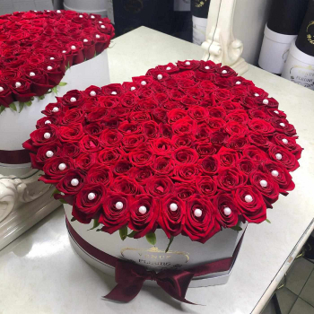 Красные розы в сердце - 101 шт.