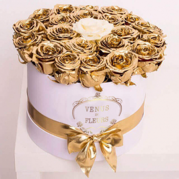 25 золотых роз с белой в коробке