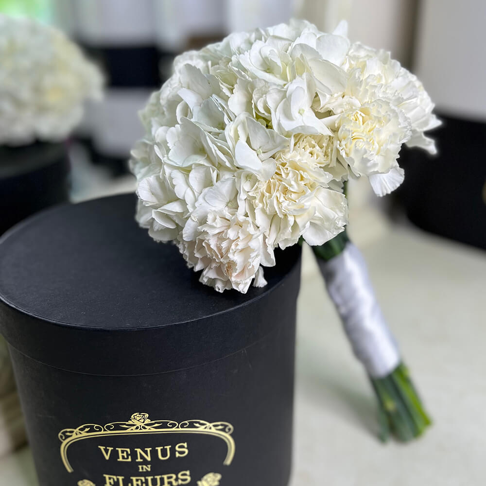 Букет невесты из гвоздик - 19 шт.