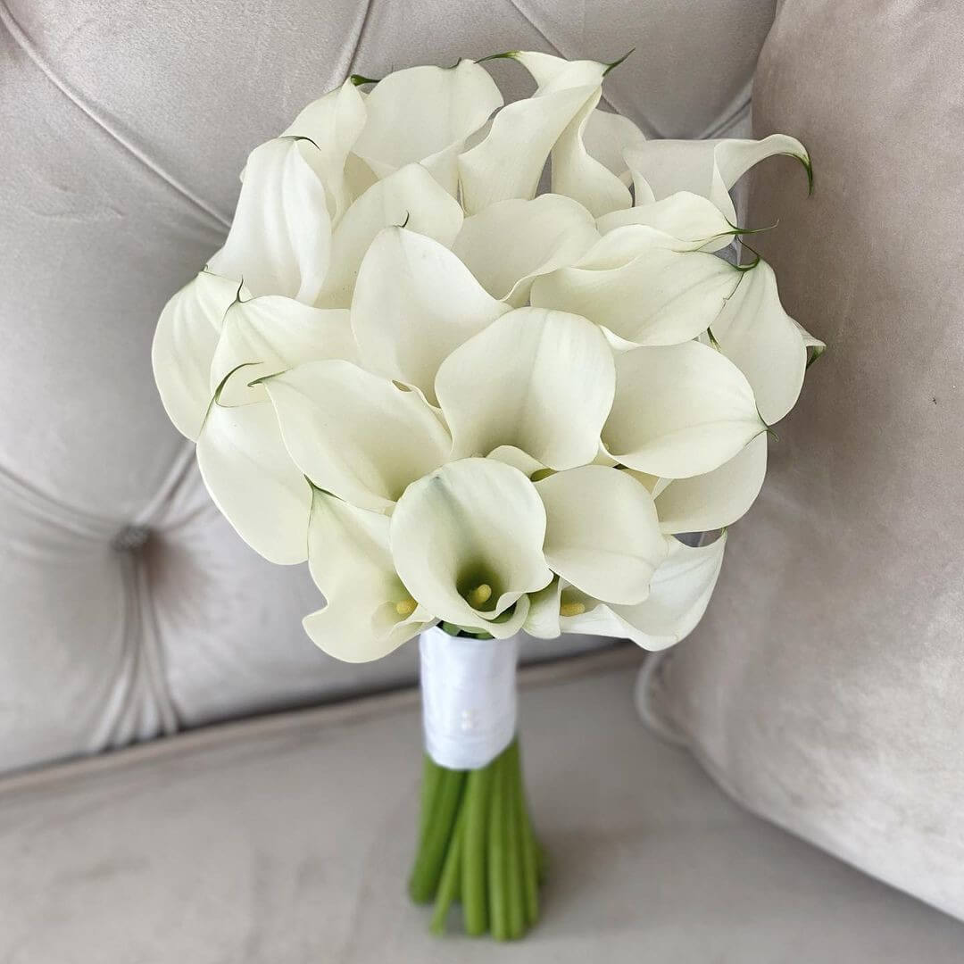 Букет невесты из 29 белых калл