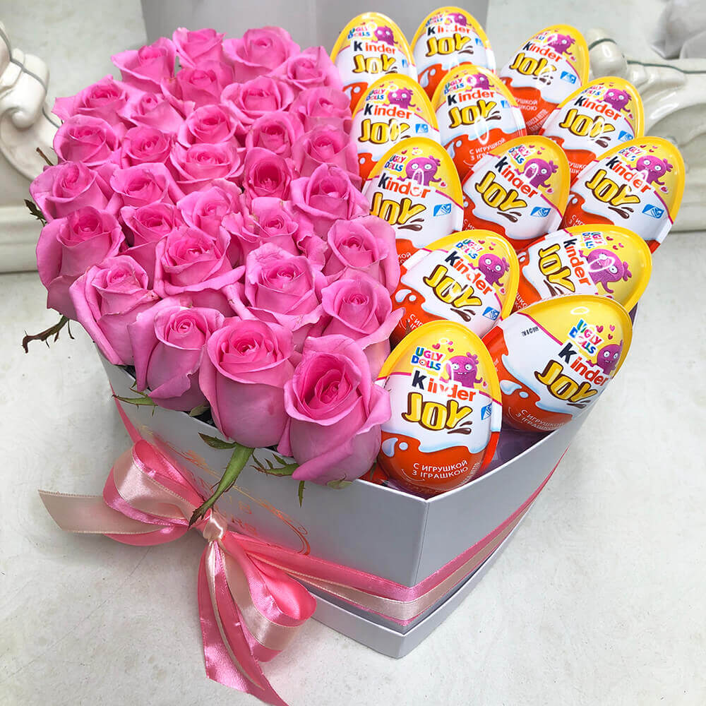 Розовые розы с киндерами - 41 шт.