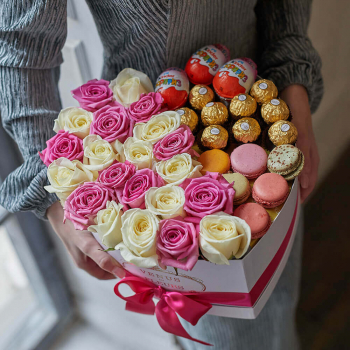 Бело-розовые розы с макаронс от 41 шт.