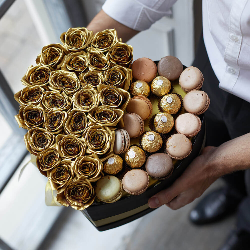 Золотые розы с макаронсами - 41 шт.