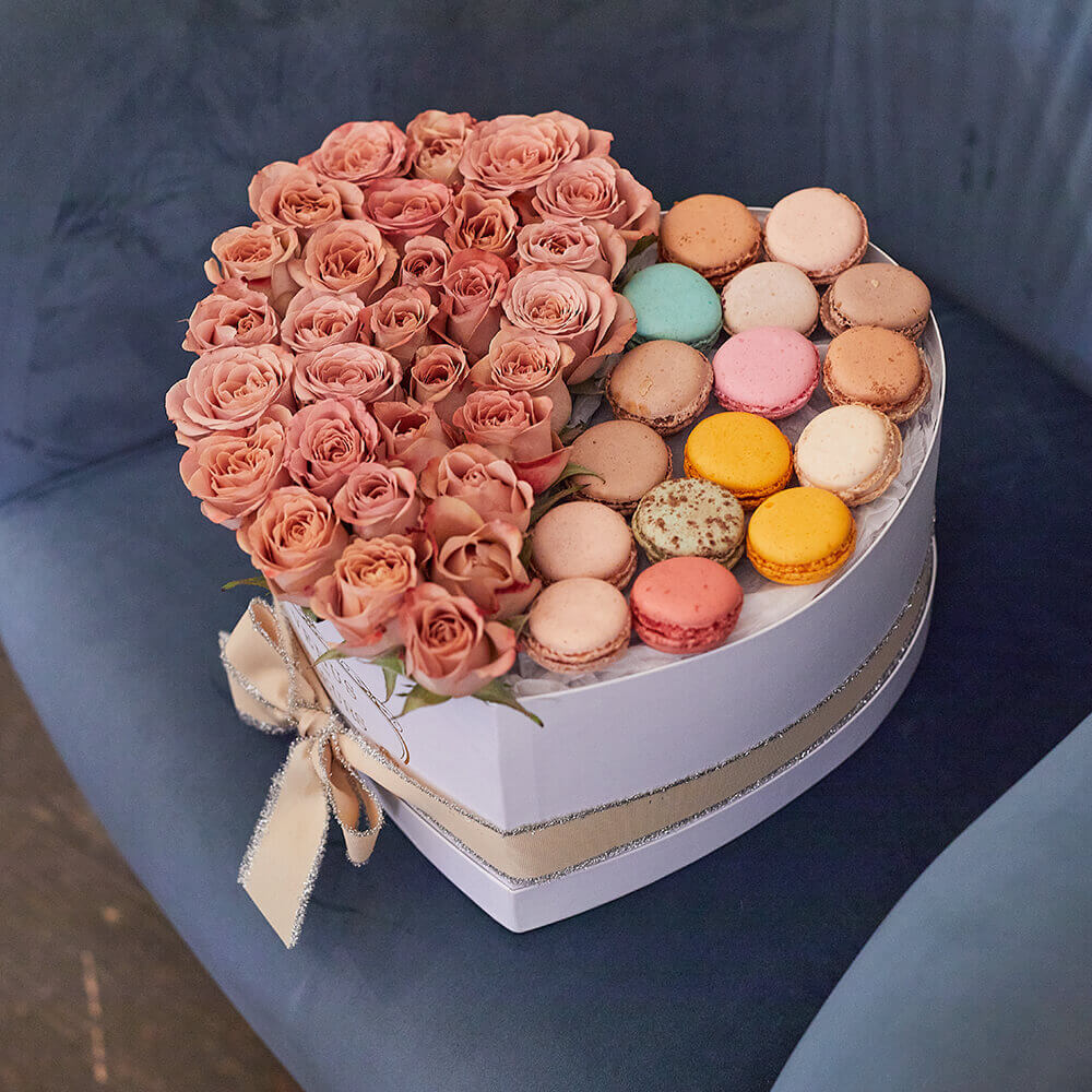 Кофейные розы с макаронсами от 51 шт.