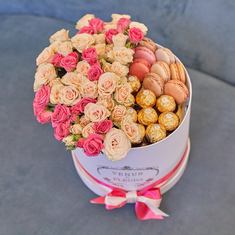 Кустовые розы со сладостями от 41 шт.