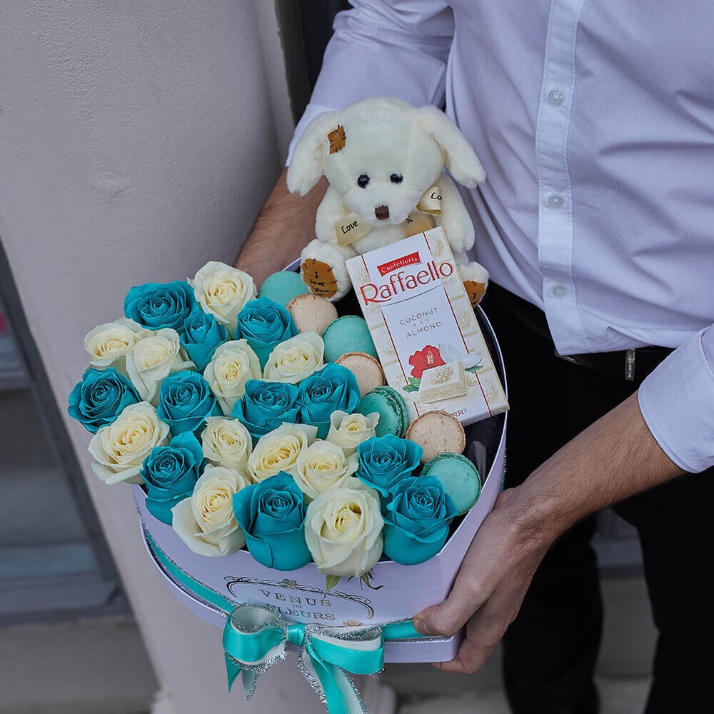 Тиффани розы с макаронс от 35 шт.