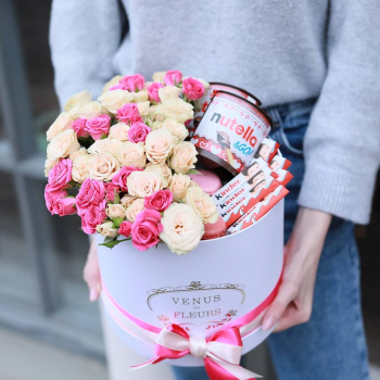 Кустовые розы со сладостями