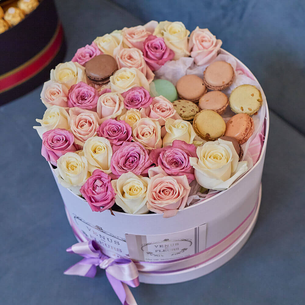 Инь-Янь из роз с макаронс - 35 шт.