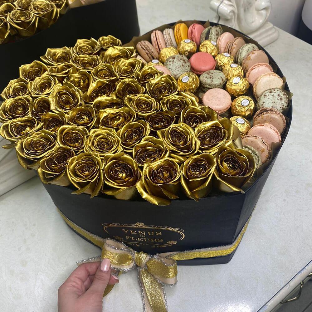 Золотые розы с макаронсами - 81 шт.