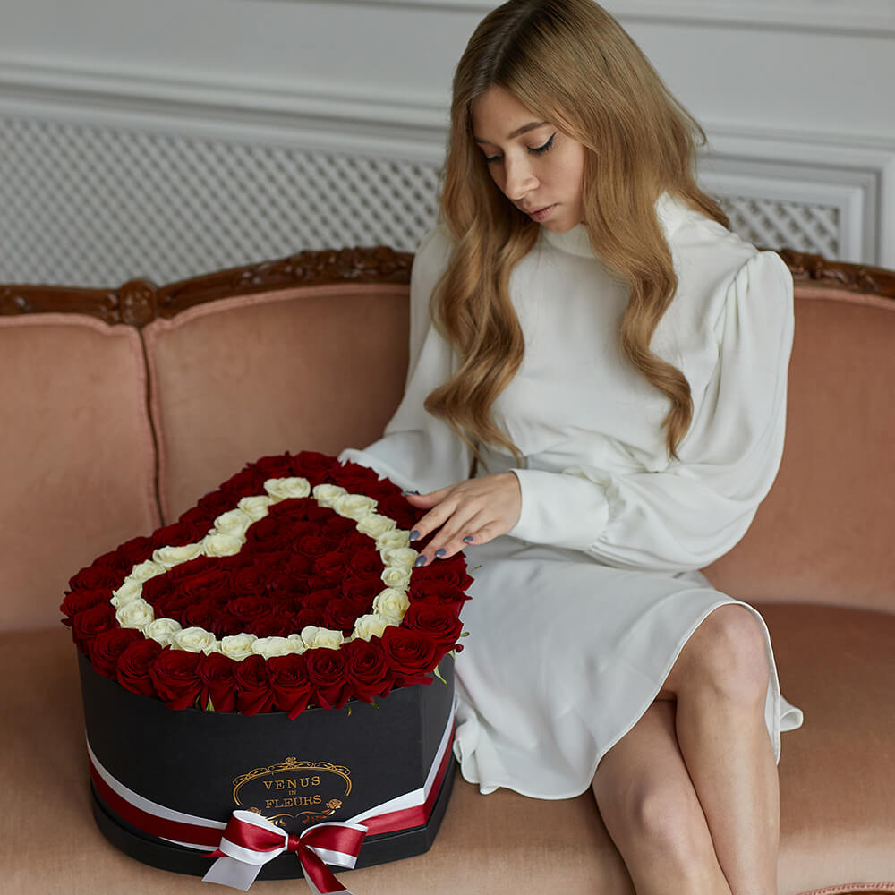 Красные розы с окантовкой (сердце) от 51 шт.