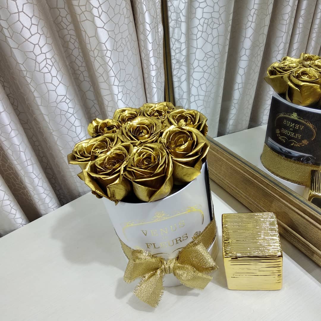 13 золотых роз в коробке