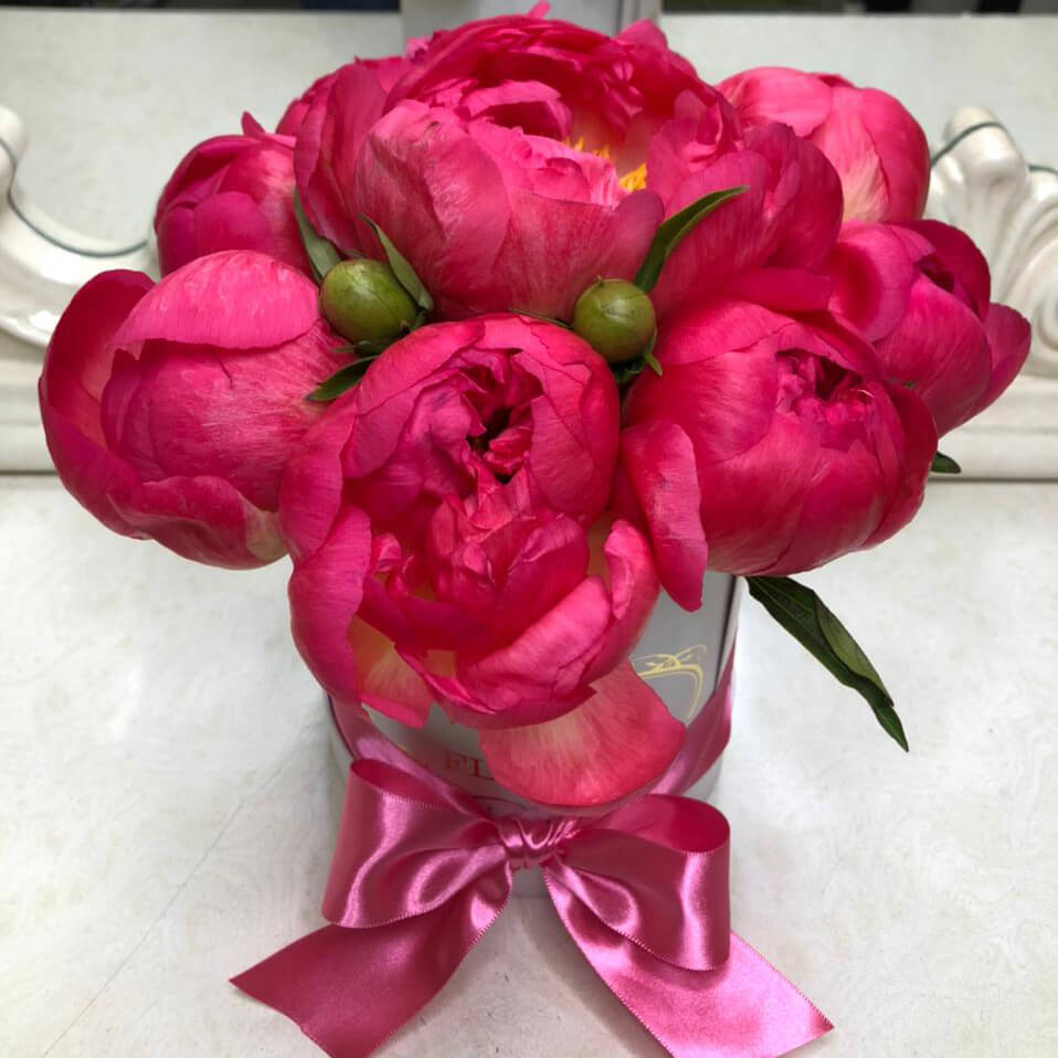 9 коралловых пионов в коробке