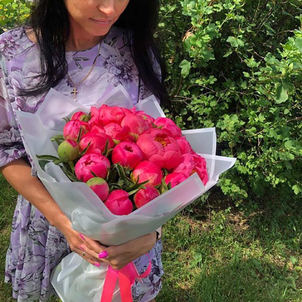 19 коралловых пионов в букете