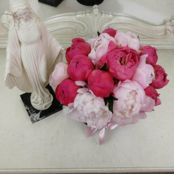19 розово-малиновых пионов в коробке