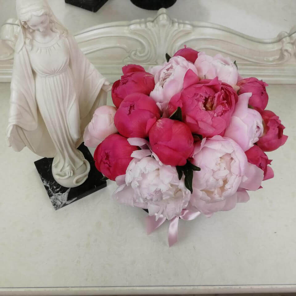 19 розово-малиновых пионов в коробке