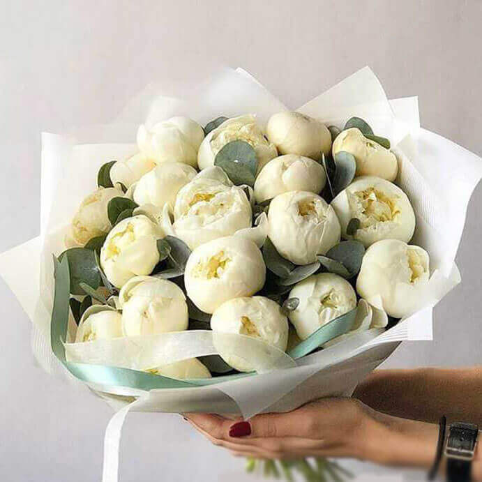 19 лимонных пионов в букете