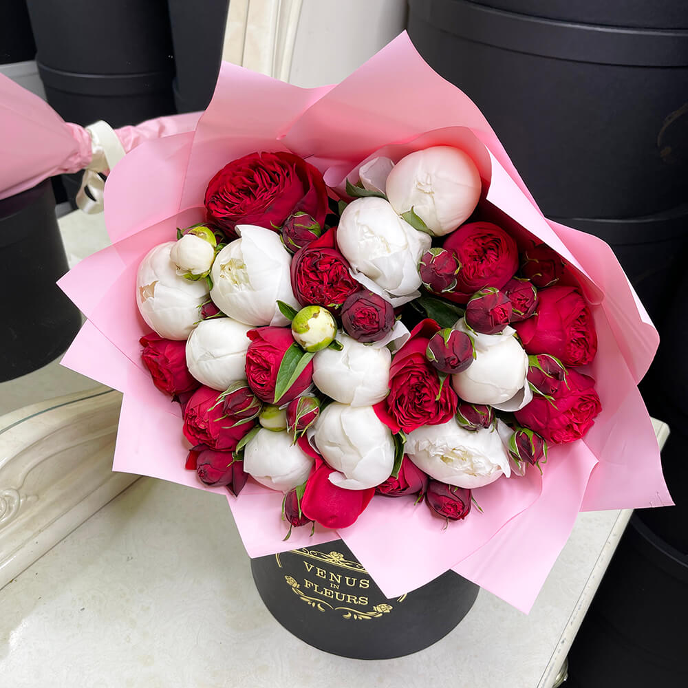 Букет пионов с розами - 19 шт.