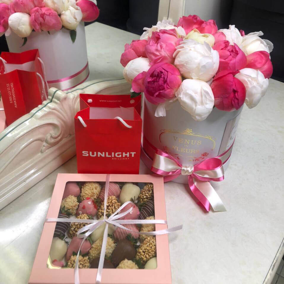 19 бело-розовых пионов в коробке 