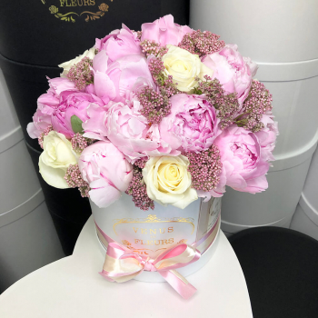 Пионы с розами в коробке - 29 шт.