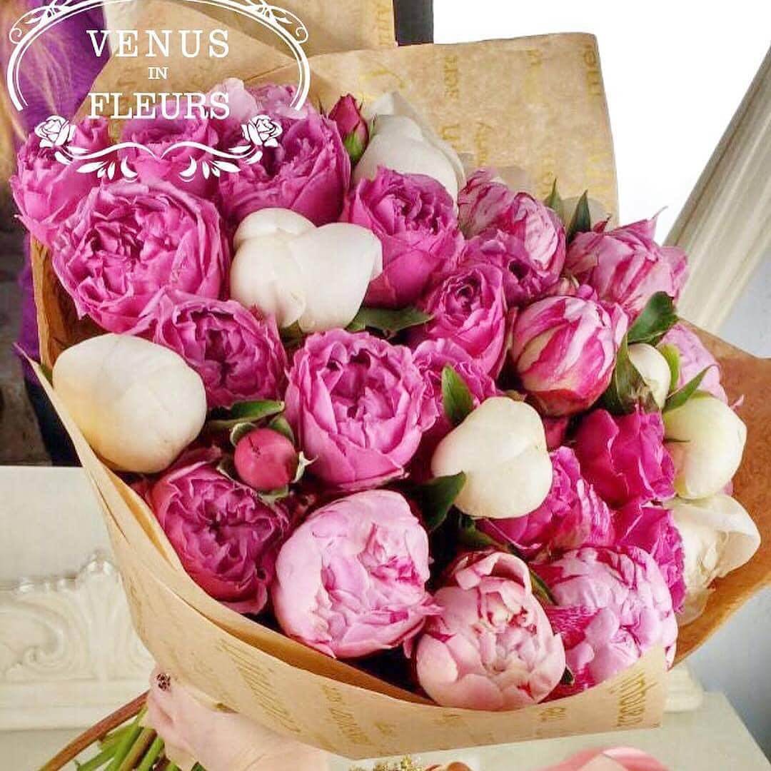 Пионы с розами в букете - 19 шт.