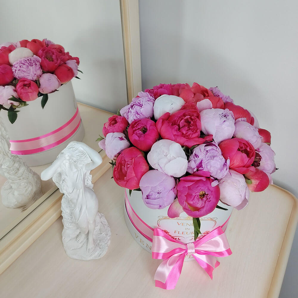 Коралловые и розовые пионы в коробке - 25 шт.