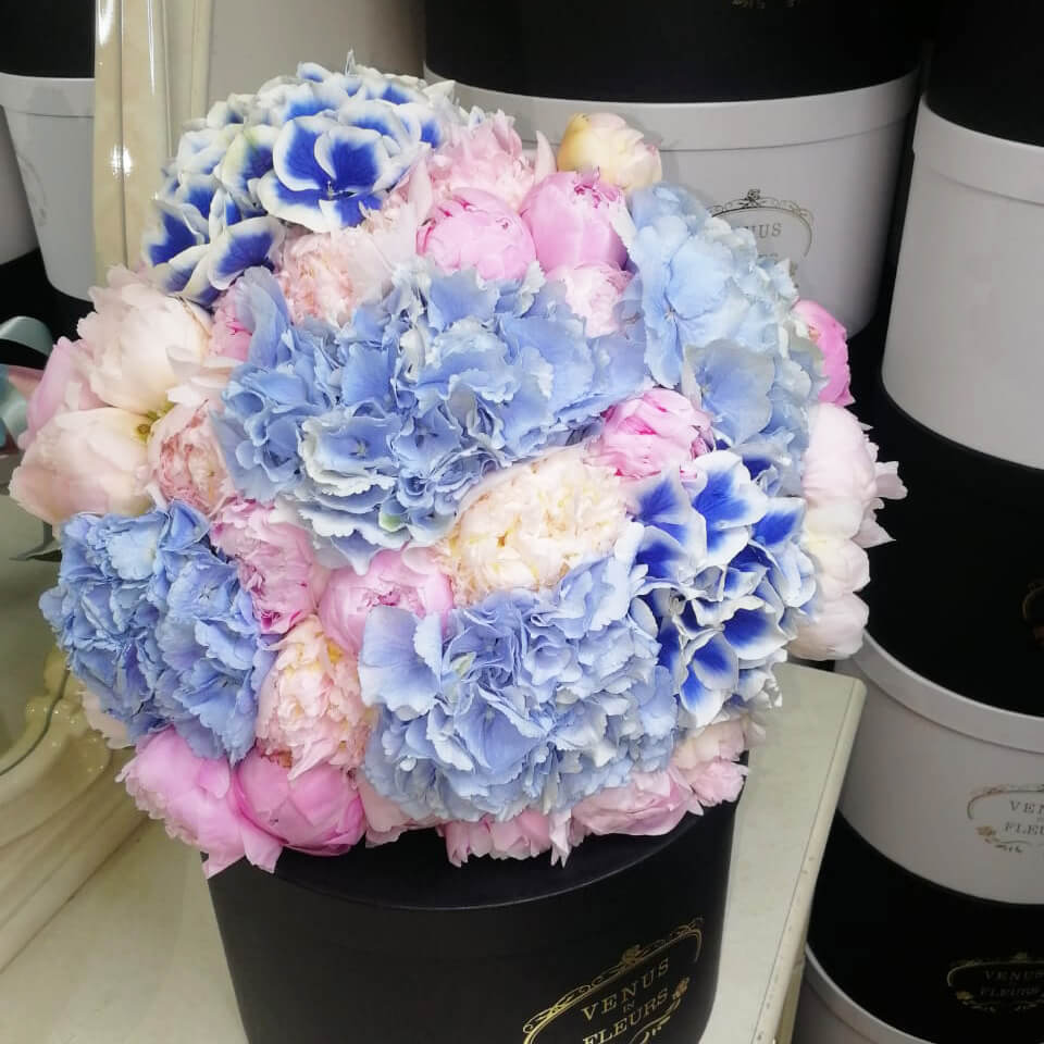 Гортензии с пионами в букете - 25 шт.