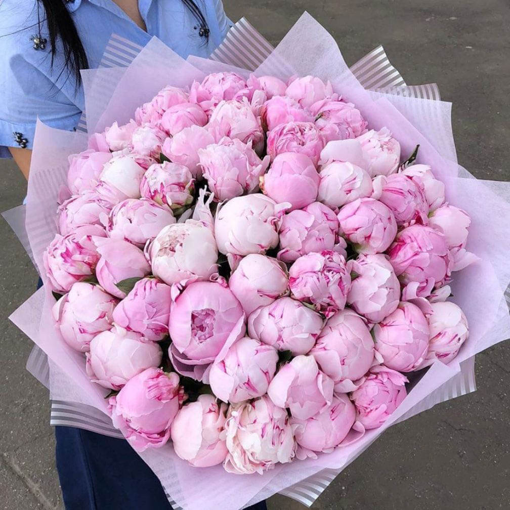 51 розовый пион в букете